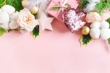 Noel kompozisyonu. Beton arka planda pembe süslemeler. Noel, yeni yıl konsepti, kış. Düz konum, üst görünüm, kopyalama alanı