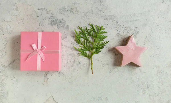Noel kompozisyonu. Gri beton arka planda pembe süslemeler. Noel, yeni yıl konsepti, kış.