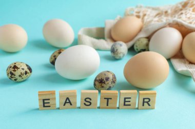 Paskalya yumurtaları ve bahar çiçekleri ile mutlu Paskalya konsepti. Paskalya arkaplanı.