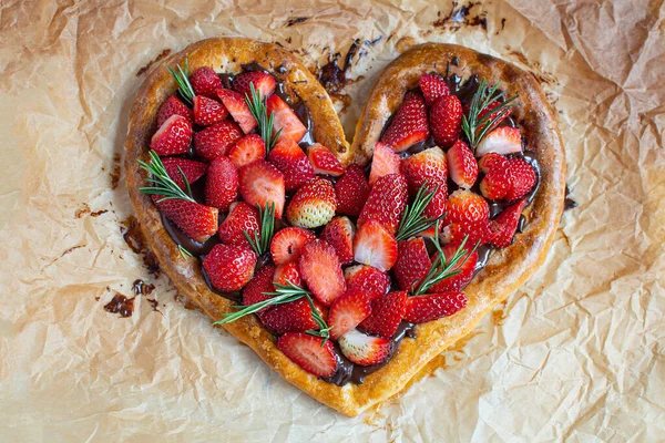 Pizza Valentine Day Sweet Dessert Chocolate Strawberries Caramel Sauce Chocolate — Stock Photo, Image