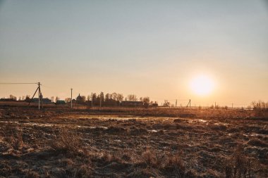 Ukrayna 'daki köy üzerinde gün batımı