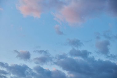 Güneşin doğuşunda ve batışında bulutlu dramatik gökyüzü