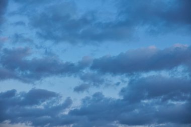 Güneşin doğuşunda ve batışında bulutlu dramatik gökyüzü