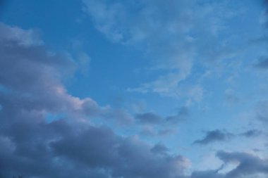 Güneşin doğuşunda ve batışında bulutlu dramatik gökyüzü