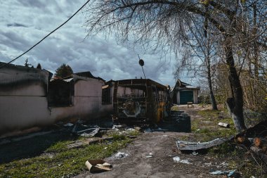 Yanmış otobüs Ukrayna, Borodyanka kırsal bir yolda duruyor. 30 Nisan 2022