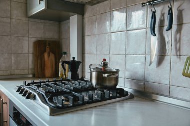 Mutfakta gaz sobası ve kahve makinesi var.