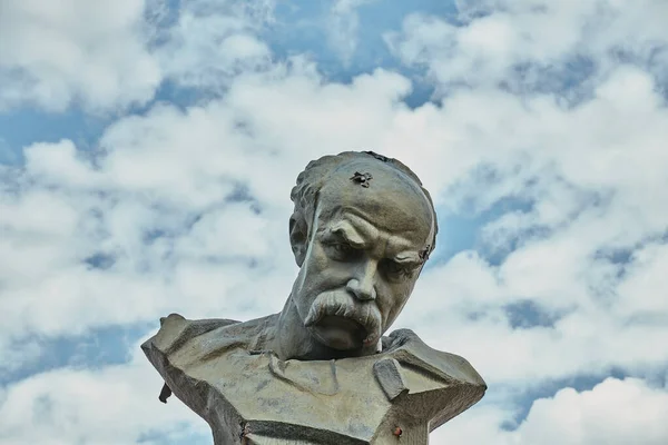 乌克兰诗人塔拉斯 舍甫琴科的纪念碑 在乌云笼罩的蓝天背景下被俄罗斯侵略者射中头部 — 图库照片