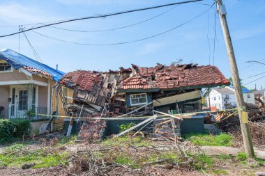 NEW ORLEANS, LA, ABD - 9 Ekim 2021: Yıkılan çatılı kasırga önü