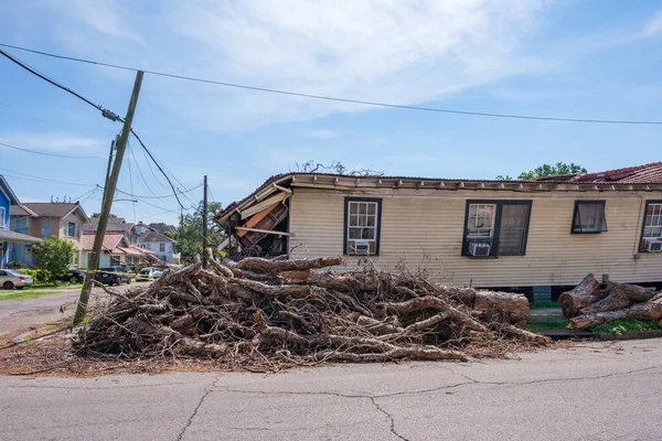 美国洛杉矶新奥尔良斯 2021年10月9日 伊达飓风导致房屋和瓦砾严重受损的侧视图 — 图库照片