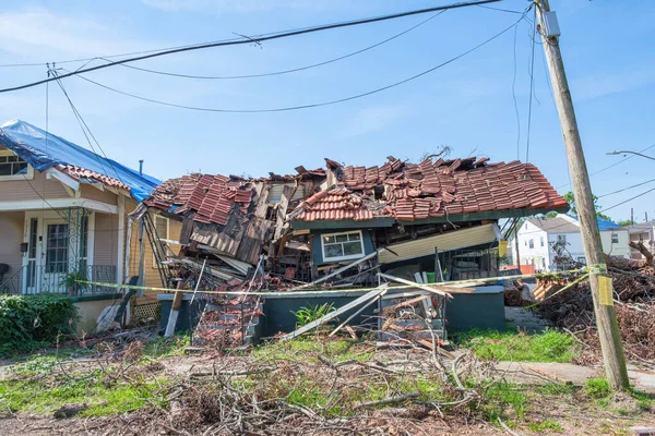 美国洛杉矶新奥尔良斯 2021年10月9日 飓风破坏房屋的前沿 屋顶坍塌 — 图库照片