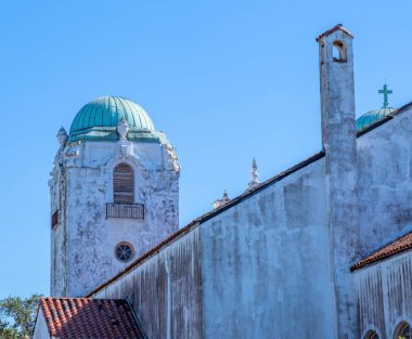 NEW ORLEANS, LA, ABD - 13 Kasım 2021: Napolyon Bulvarı 'ndaki Lourdes Katolik Kilisesi' nin kuleleri ve fayanslı çatısı