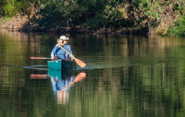 NEW ORLEANS, LA, ABD - 7 Kasım 2021: City Park lagünündeki çift kano