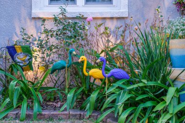 NEW ORLEANS, LA, ABD - 21 Şubat 2022: Flamingolar ve Krewe of Tucks bayrağı Uptown House for Carnival 'ın ön bahçesini dekore etti