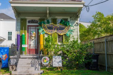 NEW ORLEANS, LA, ABD - 22 Şubat 2022: Mardi Gras için tasarlanmış Audubon-Riverside mahallesindeki pompalı tüfek evi