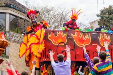 NEW ORLEANS, LA, ABD - 20 Şubat 2022: Kadınlar St. Charles Bulvarı 'ndaki Krewe of Femme Fatale Parade' e boncuk atan yüzücüler