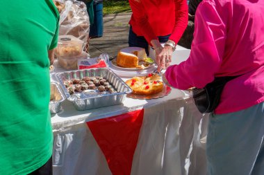 New Orleans, LA, ABD 'deki St. Mary' s Varsayım Kilisesi 'nde Aziz Joseph Günü kutlamalarında Kek ve Servisi kesmek.