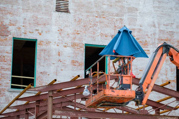 Recolector Cerezas Vacío Con Paraguas Plegado Sitio Construcción Nueva Orleans —  Fotos de Stock