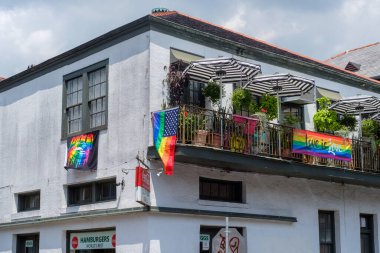 NEW ORLEANS, LA, ABD - 9 Haziran 2022: Fransız Mahallesi Bourbon Caddesi 'ndeki meşhur Clover Grill Onur Ayı dekorasyonlarıyla