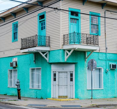 NEW ORLEANS, LA, ABD - 28 Haziran 2022: Uptown semtindeki yeniden canlandırılmış Freret Caddesi 'ndeki iki tonluk tarihi apartman binasının dışı 