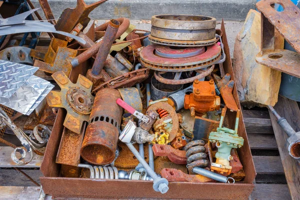 Schachtel Mit Altmetallgegenständen Zum Recyceln Auf Dem Tisch — Stockfoto