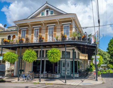 NEW ORLEANS, LA, ABD - 9 Temmuz 2022: Marigny Mahallesi 'ndeki Royal Street Inn ve Bar' ın dış görünüşü