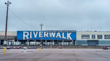 NEW ORLEANS, LA, ABD - 22 Eylül 2020: New Orleans şehir merkezindeki Riverwalk Outlook Koleksiyon Alışveriş Merkezi