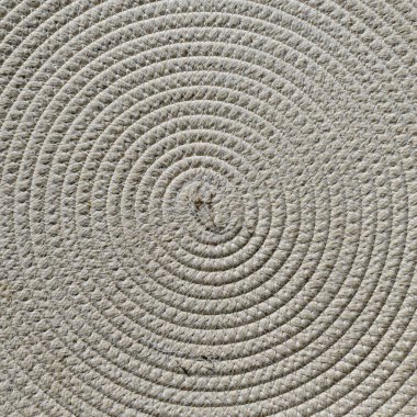 Örülmüş doğal liflerin oluşturduğu eş merkezli geometrik desenlerin yakın plan fotoğrafı.