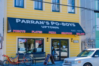 NEW ORLEANS, LA, ABD - 27 Eylül 2022: Parran 'ın Prytania Caddesi' ndeki Po-Boys Restoranı 