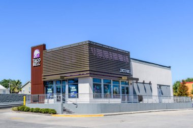 NEW ORLEANS, LA, ABD - 2 Ekim 2022: Gentilly 'deki Allen Toussaint Bulvarı' nda Taco Bell 'in Tam Görüş