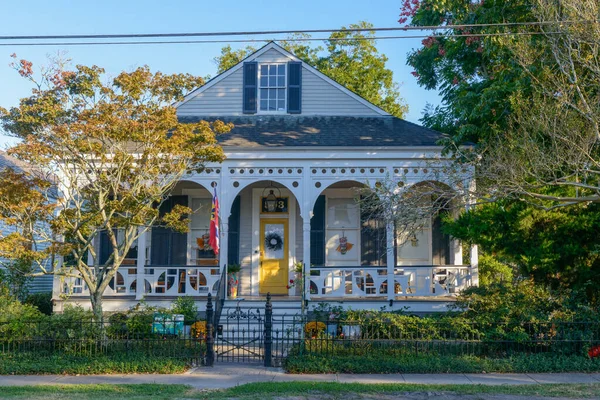 NEW ORLEANS, LA, ABD - 13 Ekim 2022: 509 Adams Caddesi 'ndeki Eastlake ek binasının tarihi evi