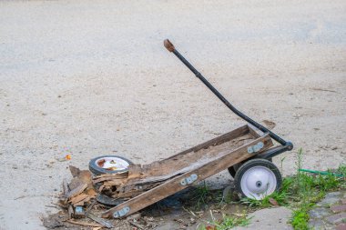 Ağır hasar görmüş ahşap araba, görünüşe göre New Orleans 'ın yukarısında bir caddenin kenarında bir araç tarafından ezilmiş.