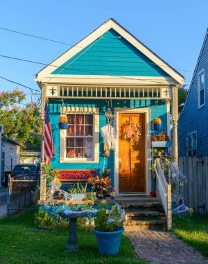 NEW ORLEANS, LA, ABD - 13 EKİM 2022: Uptown Civarındaki renkli av kulübesi