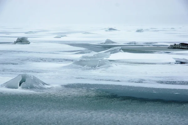 Volcans de glace sur le golfe de Finlande gelé en hiver — Photo