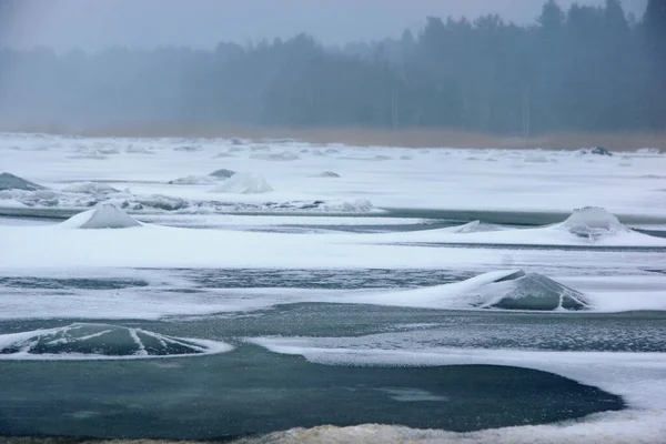 Hummocks de glace et clairières sur la baie en hiver — Photo