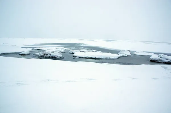 Paisaje marino minimalista de invierno con deslumbramientos en agua congelada — Foto de Stock