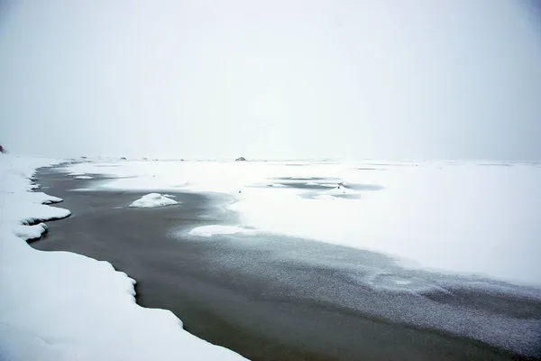Paysage marin hivernal avec clairières dans l'eau gelée — Photo