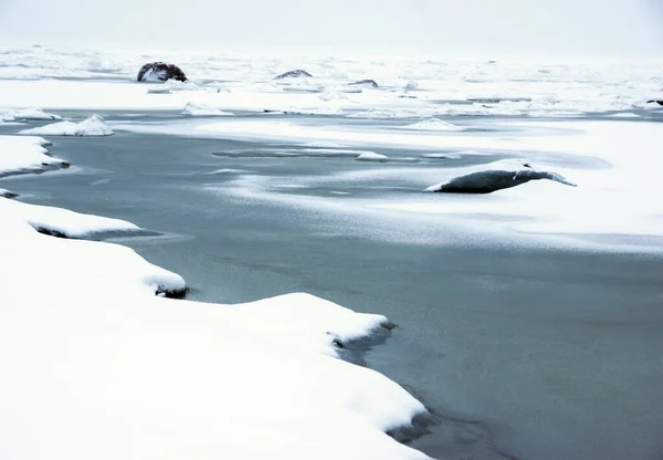 Weiße Winterlandschaft Der Gefrorenen Bucht Mit Geschmolzenem Eis — Stockfoto