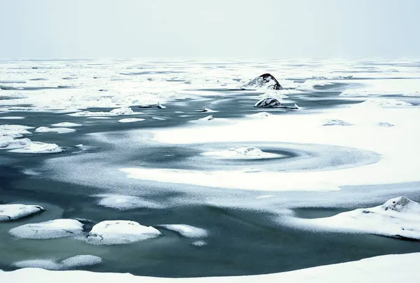 Fonte Printanière Glace Sur Baie Début Printemps Eau Bleue Apparaît — Photo