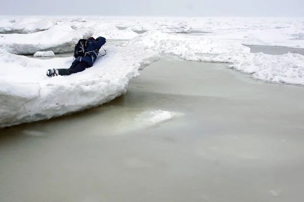 Photographe Trouve Sur Une Corniche Dangereuse Glace Début Printemps Pendant — Photo