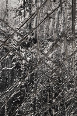 Gümüş kaplamalı ve çapraz çizilmiş, yaratıcı bir arka plan.