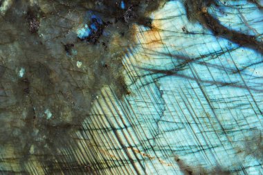 Sağ tarafında cila olan güzel bir lapis lazuli taşı..