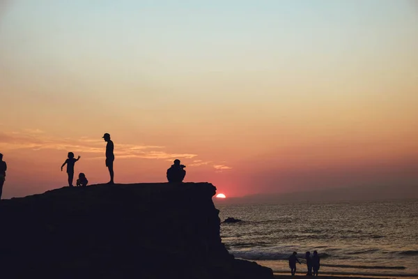 Kumsalda gün batımı güzel turuncu ve deniz mavisi renkleriyle