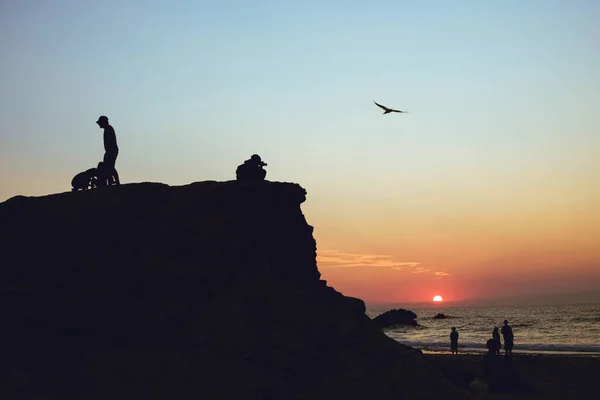 Kumsalda gün batımı güzel turuncu ve deniz mavisi renkleriyle
