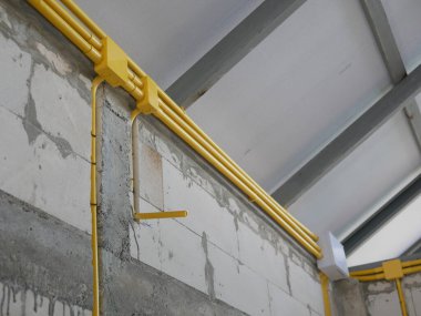 PVC elektrik kabloları / borular elektrik ve aydınlatma için çelik parmaklıklara ev duvarları üzerine kurulur