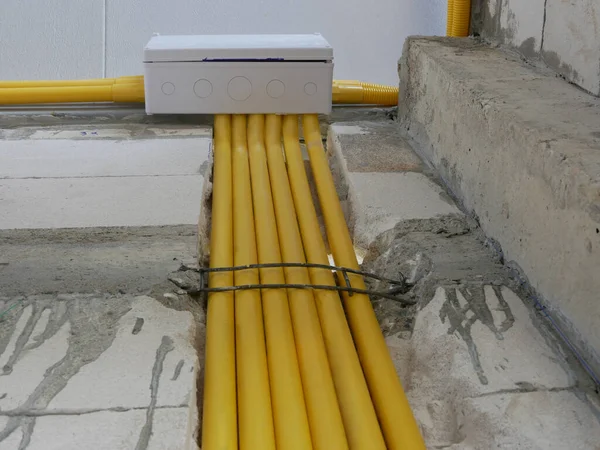 Żółte Przewody Przewody Elektryczne Pvc Instalowane Ścianie Nad Ścianą Domu — Zdjęcie stockowe