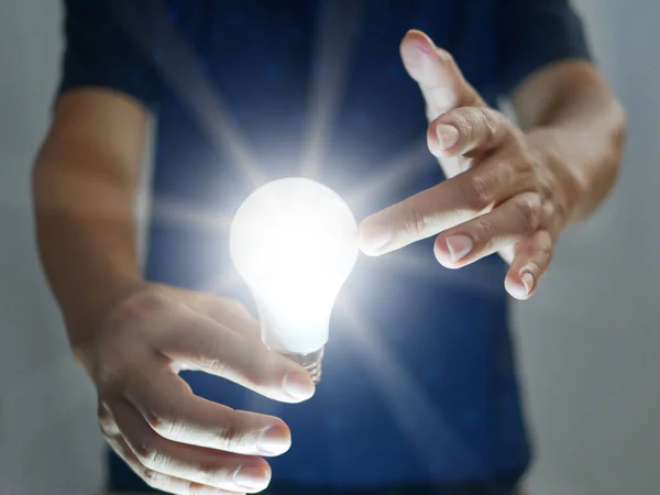 Muž Držící Zářivou Žárovku Představuje Novou Myšlenku Myšlenku Vynález Inovace — Stock fotografie