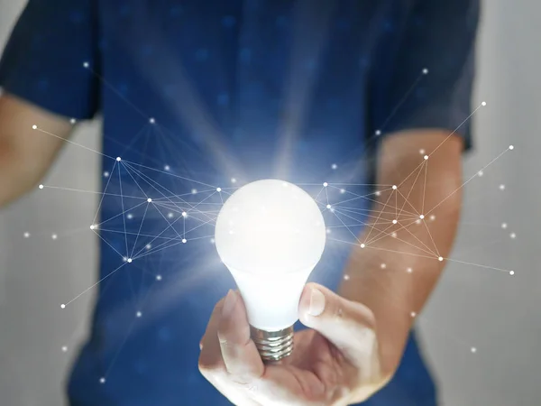 Muž Držící Zářivou Žárovku Představuje Novou Myšlenku Myšlenku Vynález Inovaci — Stock fotografie