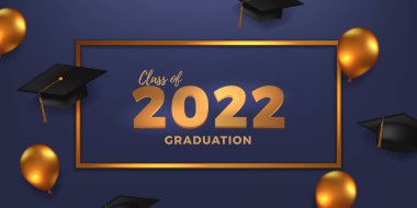 Mezuniyet şapkası ve mavi arka planlı altın balon süslemesiyle 2022 mezuniyet partisi kutlaması.