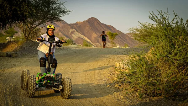  Hatta 'da insanlar atvlere biniyor.