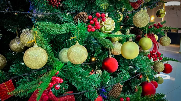 Pequenos Bulbos Uma Árvore Natal Com Bolas — Fotografia de Stock